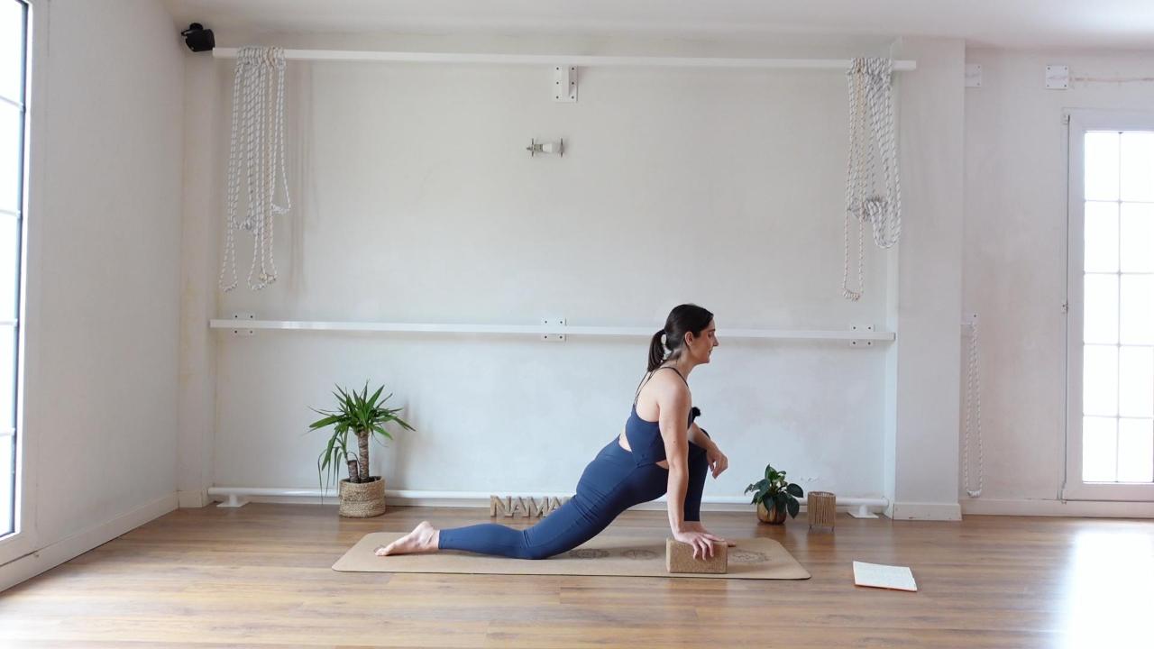 Ardha hanumanasana
